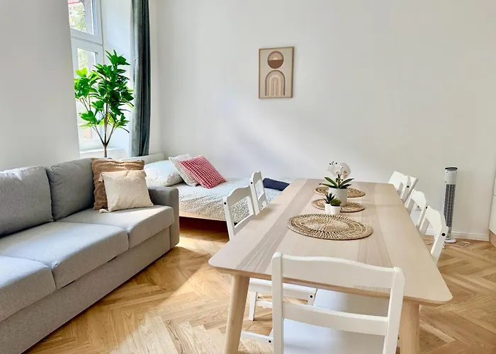 Modern Renovated With Balcony アパート