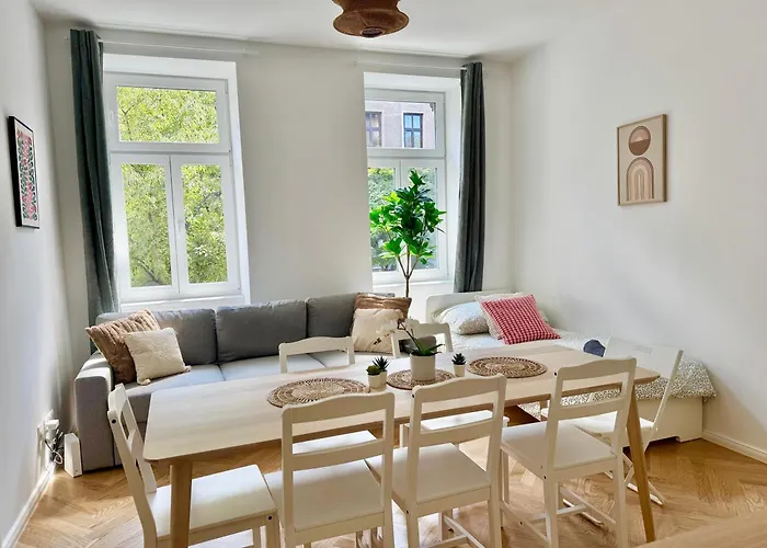 Modern Renovated With Balcony アパート *