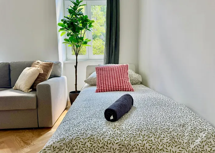 Modern Renovated With Balcony アパート
