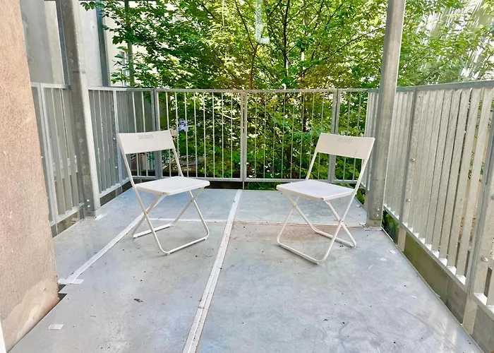 Modern Renovated With Balcony アパート *